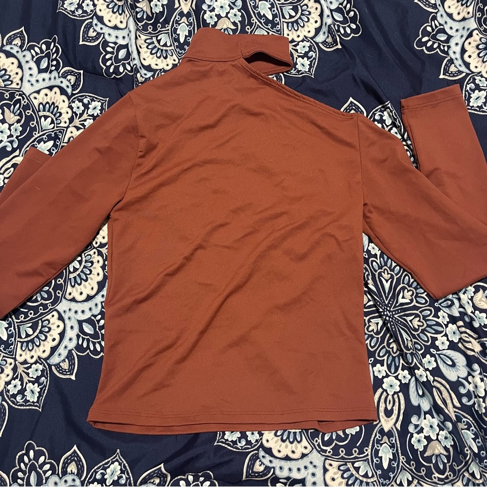 EUC Abercrombie & Fitch Long-Sleeve Seamless Fabric Asymmetrical Cutout Top -S - Picture 6 of 7